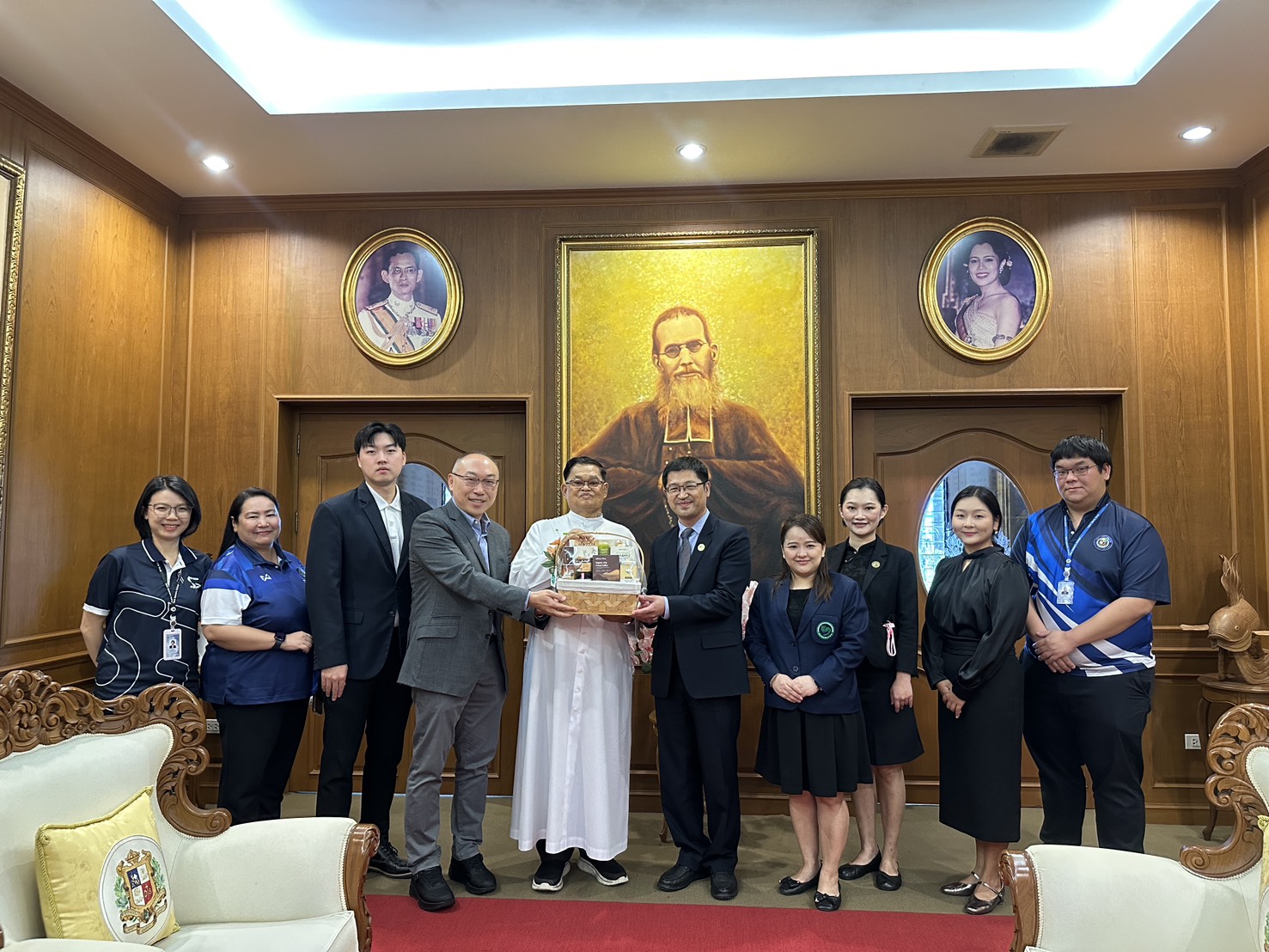 การเยือนโรงเรียนเซนต์คาเบรียลกระชับความร่วมมือด้านการเรียนการสอนภาษาจีน